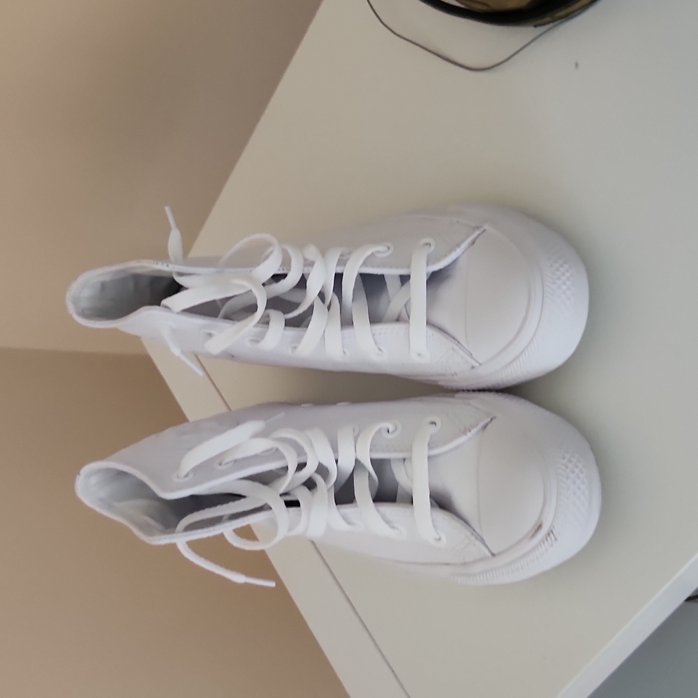 Converse - Picture 2 of 4